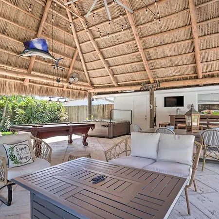 Tropical Palm Beach Escape With Outdoor Paradise!